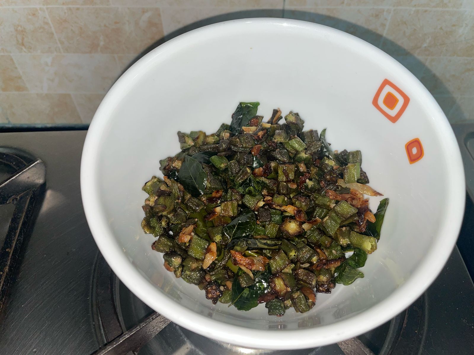 South Indian Bhindi Fry with Garlic & Curry Leaves – No Onion, No Tomato